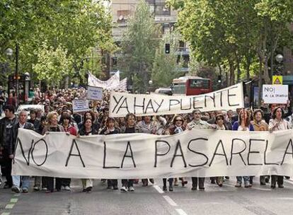 Protesta contra las obras de la pasarela que conectará el barrio de La Estrella con el de El Ruedo.