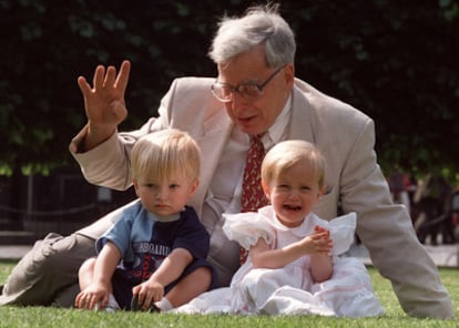 El profesor Robert Edwards posa con Sophi y Jack Emery, dos 'niños probetas', en una imagen de archivo de julio de 1998.