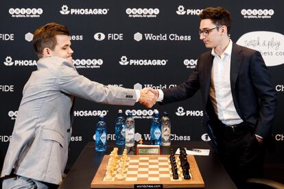 Magnus Carlsen y Fabiano Caruana se saludan al inicio de la 2ª partida del Mundial, este sábado en Londres