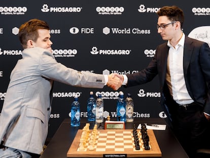 Magnus Carlsen y Fabiano Caruana se saludan al inicio de la 2ª partida del Mundial, este sábado en Londres