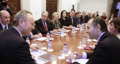 El presidente Alberto Fabra y el consejero Manuel Llombart con los responsables del programa.