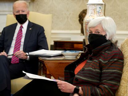 Janet Yellen, secretaria del Tesoro de Estados Unidos, junto al presidente Joe Biden, el 29 de enero en la Casa Blanca.