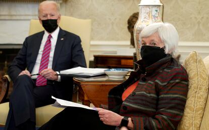 Janet Yellen, secretaria del Tesoro de Estados Unidos, junto al presidente Joe Biden, el 29 de enero en la Casa Blanca.