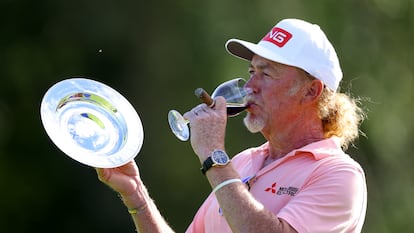 Miguel Ángel Jiménez, este jueves en el Hero Open de Birmingham con la placa conmemorativa por ser el golfista con más torneos del circuito europeo, una copa de vino y un puro.