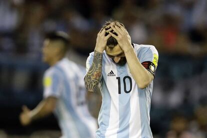 Lionel Messi se agarra la cabeza durante el partido con Chile.