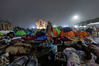 Miles de peregrinos pernoctan a las afueras de la Basílica de Guadalupe. 