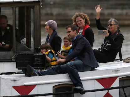 El viudo y los hijos de la diputada Cox se dirigen este miércoles a un homenaje.