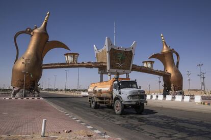 Um caminhão passa pela porta de entrada de Wadi Al Dawasir (Arábia Saudita).