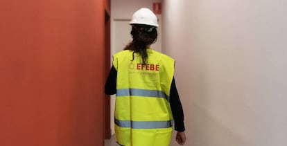 Una trabajadora de Grup Efebé en una de las obras de la compañía.