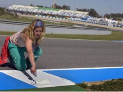 Una trabajadora repasa el circuito de Jerez.