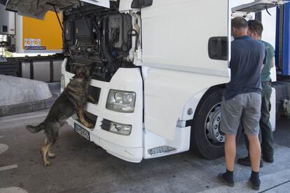 Agentes de la Guardia Civil controlan la frontera del puerto de Algeciras. Usan perros adiestrados y modernos escáners para detectar productos ilegales que tratan de colar. Los agentes, experimentados conocen los patrones y el modus operandi de los contrabandistas que pretenden pasar tabaco, droga, o artículos falsos por la frontera.