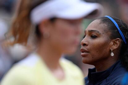 Serena Williams (d) tras perder la final de Roland Garros ante la hispanovenezolana, Garbiñe Muguruza (i).