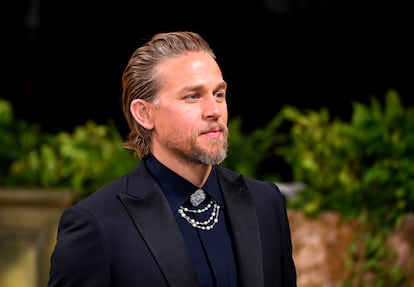 Charlie Hunnam en 'Cincuenta sombras de Grey' – La adaptación de la novela superventas de la autora inglesa ​​E. L. James sufrió uno de los procesos de reparto más movidos del cine reciente, a la altura de los de 'Entrevista con el vampiro' o cada nuevo ciclo de James Bond. Cada uno de los millones de lectores de la trilogía tenía claro en su cabeza quienes debían ser la ingenua Anastasia Steele y el seductor Christian Grey. Sonaron Ryan Gosling, que lo rechazó tajantemente, y también un por entonces casi desconocido Henry Cavill, pero el elegido fue Charlie Hunnam, famoso principalmente por ser uno de los moteros de la serie 'Sons of Anarchy'. ¿Los motivos del abandono? A todo el mundo le sorprendió que abandonase un proyecto que olía a éxito y supondría su consolidación como estrella, lo que provocó toda clase de especulaciones. Se dio por supuesto que le echaban para atrás las escenas subidas de tono, pero el actor había participado años antes en 'Queer as folk', la británica, no la pacata versión estadounidense, y en cada de sus capítulos había más salseo sexual que en toda la trilogía de James. Según explicó el propio actor, fue simplemente un tema de agenda. "Terminaba 'Sons of Anarchy' hacia las once del viernes por la noche y tenía que coger un avión a la mañana siguiente para Vancouver para rodar 'Cincuenta sombras de Grey', perdiéndome toda la primera semana de ensayos y teniendo que empezar a rodar el lunes por la mañana. Y además el siguiente lunes comenzaba a grabar 'Crimson Peak' en Toronto. Sinceramente, tuve algo así como una crisis nerviosa". A la falta material de tiempo se le sumó la presión de no estar a la altura de lo que millones de fans esperaban de él. “No me veía capaz de hacer la transición del personaje de Jax Teller al de Christian Grey en tan solo 48 horas. Me metí en más de lo que podía abarcar y fue triste", reconoció. 