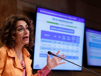 La ministra de Hacienda, María Jesús Montero, presenta en rueda de prensa los datos de déficit de las administraciones públicas de 2023, el jueves en la sede del ministerio.
