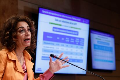 La ministra de Hacienda, María Jesús Montero, presenta en rueda de prensa los datos de déficit de las administraciones públicas de 2023, el jueves en la sede del ministerio.