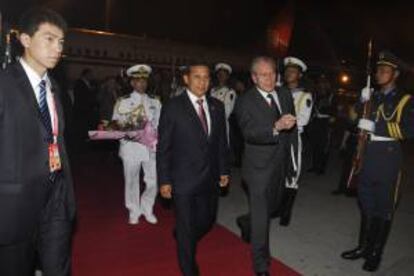 Fotografía cedida por la Presidencia de Perú que muestra la recepción al presidente Ollanta Humala (c) ayer en la ciudad de Sanya (China).