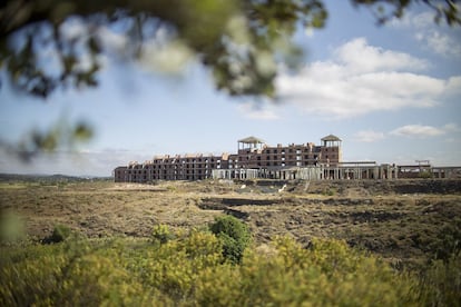 Edificio de viviendas sin terminar de construir en la urbanización Costa Esuri en la localidad onubense de Ayamonte.