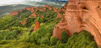 Los romanos explotaron aquí una de las mayores minas de oro a cielo abierto de su imperio, donde pusieron en práctica su ingeniería más avanzada, alterando un paisaje que hoy es una inusual muestra de los encantos del Bierzo leonés, en un ambiente cargado de misterio e imposible de concebir sin la mano destructora del ser humano. Castaños y robles luchan por recuperar un territorio que fue declarado bien de interés cultural en 1996, patrimonio mundial de la Unesco un año más tarde, monumento natural en 2002 y espacio cultural después. Casi nada.