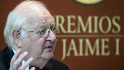 Angus Deaton, conocido por sus críticas a las políticas de austeridad, durante su primera rueda de prensa en España tras recibir el Nobel de Economía 2015.
