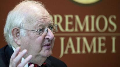 Angus Deaton, conocido por sus cr&iacute;ticas a las pol&iacute;ticas de austeridad, durante su primera rueda de prensa en Espa&ntilde;a tras recibir el Nobel de Econom&iacute;a 2015.