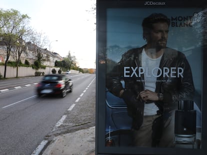 Publicidad en una parada de autobús de una calle desierta de Madrid.