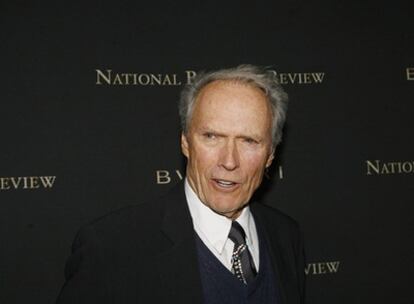 A sus 78 años y tras rodar <i>Gran Torino</i>, que llegará a los cines europeos este mes, Clint Eastwood sostiene que la edad no es impedimento para superar los prejuicios. "Ese es el mensaje de la película y me gustó: Nunca se es demasiado mayor para vencer a los prejuicios", afirma. Y es que a su avanzada edad, el cineasta considera que está viviendo la mejor etapa de su vida. "Sólo hago aquello que me apetece y adoro a mi mujer y a mi familia. Nunca me he sentido tan a gusto", sostiene. Para el futuro sólo pide una "larga vida" que aún pueda sorprenderle y de la que pueda aprender mucho. "A ser posible cada día. Cuanto más aprendo, mejor y más vivo me siento", añade.