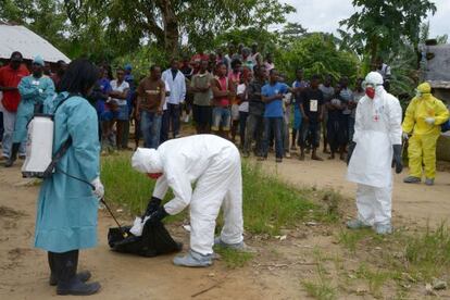 Trabajadores sanitarios en Liberia en un barrio afectado por el ébola.