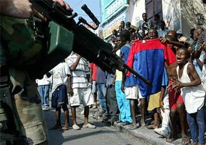 Un niño partidario de Aristide increpa a los <i>marines</i> de Estados Unidos en una manifestación en Puerto Príncipe.