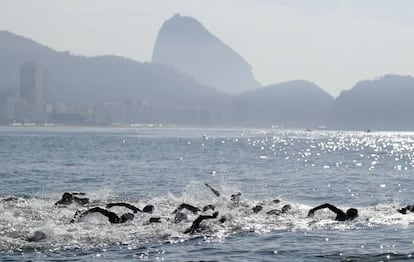 Competidoras disputam a maratona aquática no Rio de Janeiro.