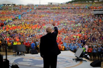 Trump se despide al término de su discurso.