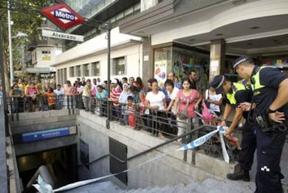 La estación de Alvarado, acordonada tras el incendio.