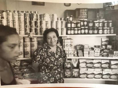 Blanca, cuando trabajaba en Venezuela en un supermercado. Sin dinero, ahora tiene que cuidar a su hijo enfermo.