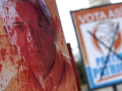 Un cartel de Otto Pérez Molina, candidato conservador a la presidencia de Guatemala, manchado de pintura roja.