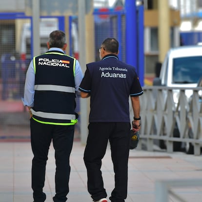 Un agente de Policía Nacional y un trabajador de Agencia Tributaria-Aduanas antes de la tercera prueba piloto de la futura aduana comercial entre España y Marruecos, en la frontera del Tarajal, a 25 de mayo de 2023, en Ceuta (España). Esta nueva expedición de mercancías ha salido con destino Marruecos a primera hora de la mañana de hoy, produciéndose un hecho histórico, la primera entrada de mercancía procedente de Marruecos a España. La furgoneta que ha pasado pertenece a un empresario que tiene su negocio en las naves próximas a la aduana ceutí en el Tarajal. Esta tercera prueba piloto de la futura aduana fue pactada por España y Marruecos en abril del año pasado 2022.
25 MAYO 2023;PRUEBA PILOTO;ADUANA COMERCIAL;MARRUECOS;PRUEBA;ADUANA;ADUANA COMERCIAL
Antonio Sempere / Europa Press
(Foto de ARCHIVO)
25/5/2023