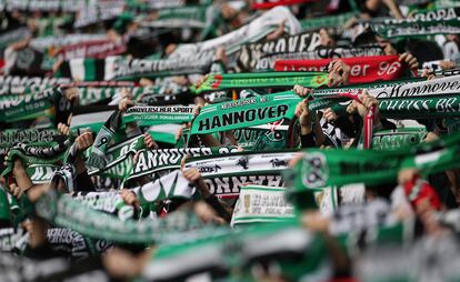 Aficionados del Hannover 96 levantando sus bufandas durante un partido de la Bundesliga.