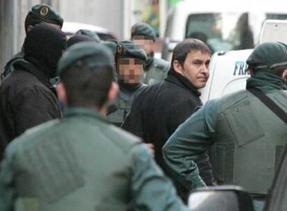 Otegi, rodeado de guardias civiles, tras ser detenido en la tarde de ayer en su domicilio de Elgoibar.