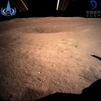 La nave no tripulada ya había entrado en órbita lunar elíptica durante el pasado domingo, con el punto más cercano al astro a unos 15 kilómetros de su superficie y el más lejano a unos 100 kilómetros, según informó la Administración Nacional del Espacio de China. En la imagen, la primera fotografía tomada por la sonda Chang'e 4 en el momento del alunizaje en la cara oculta de la Luna.