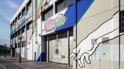 Parte del mural pintado en la fachada de la compañía Fermax.
