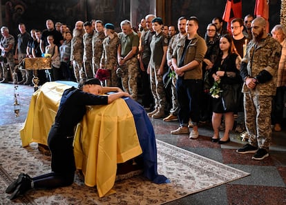 Una madre ucrania llora sobre la tumba de su hijo, fallecido en la guerra, durante un funeral celebrado en Kiev, el 28 de agosto de 2022.