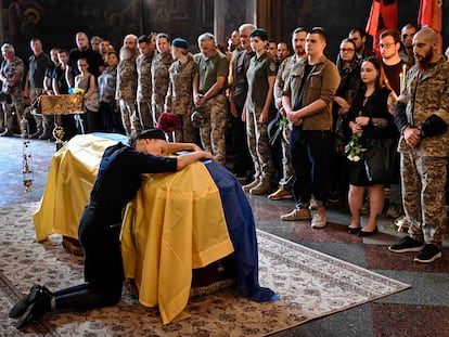 Una madre ucrania llora sobre la tumba de su hijo, fallecido en la guerra, durante un funeral celebrado en Kiev, el 28 de agosto de 2022.