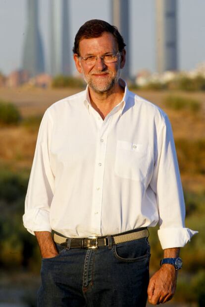 Mariano Rajoy, en Aravaca (Madrid), con cuatro rascacielos de la capital al fondo.