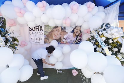 Una mujer coloca globos en memoria de Sofía Delgado, en el municipio de Candelaria (Colombia), donde vivía, este viernes.