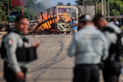 Integrantes de la Guardia Nacional resguarda la zona del ataque. 