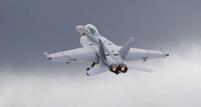 El F/A-18 realiza una serie de acrobacias durante la exhibición aérea de Farnborough