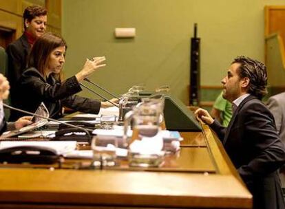 El parlamentario Borja Semper habla con la presidenta de la Cámara, Izaskun Bilbao, en un momento del pleno.