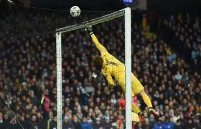 Joe Hart desvía un remate de un jugador del Madrid.