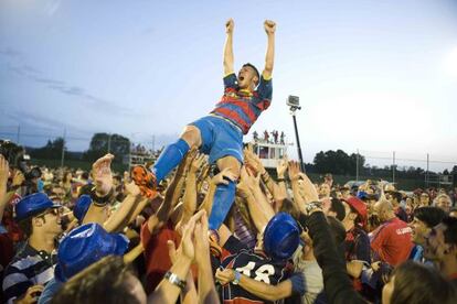 Los aficionados del Llagostera levantan en brazos a uno de sus jugadores