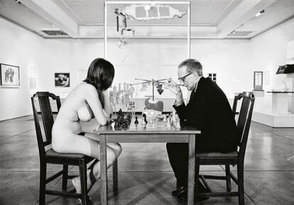 Eve Babitz juega ajedrez con el artista Marcel Duchamp en 1963.