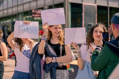 Tres chicas alemanas con unos carteles buscando entradas para la segunda fecha en París.
