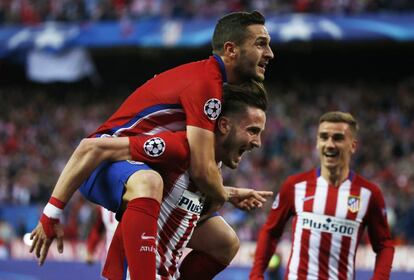 Sa&uacute;l celebra con  Koke su gol al Bayern. 
 